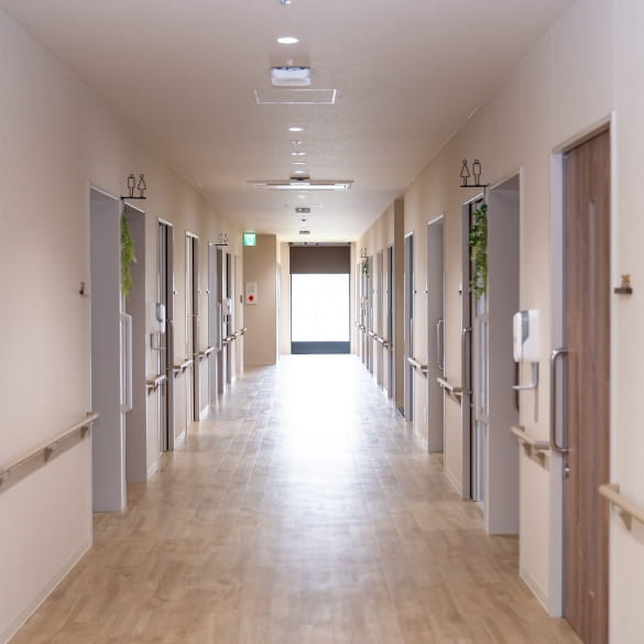 外傷リスクを軽減する床材を使用